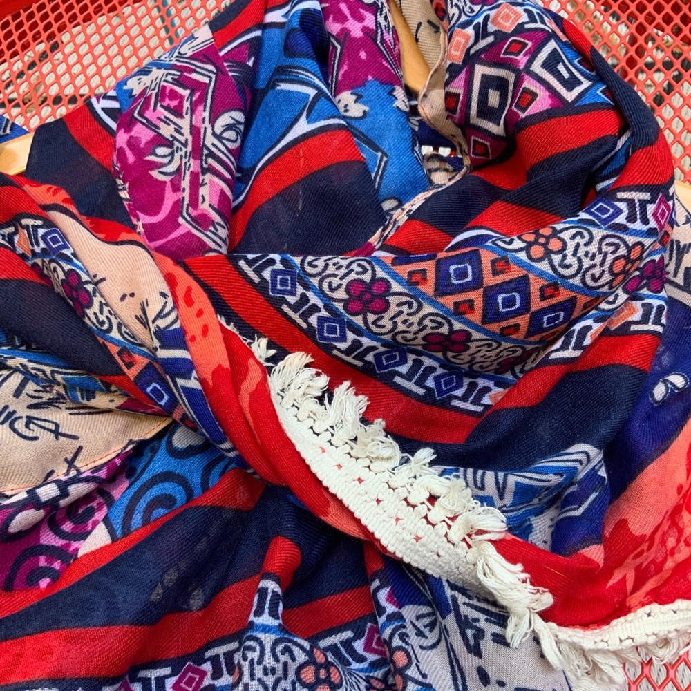 Oversized multicolor scarf with fringe trim